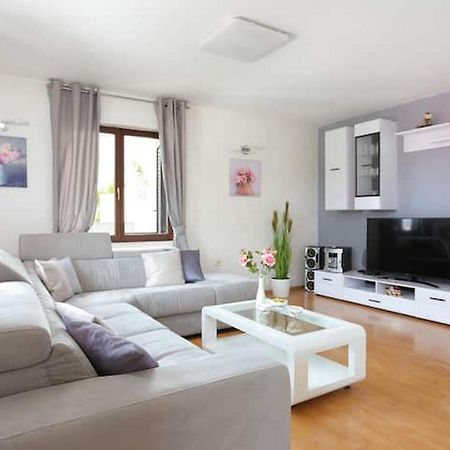 Holiday Home Mons Aureus Gornje Sitno Exterior photo
